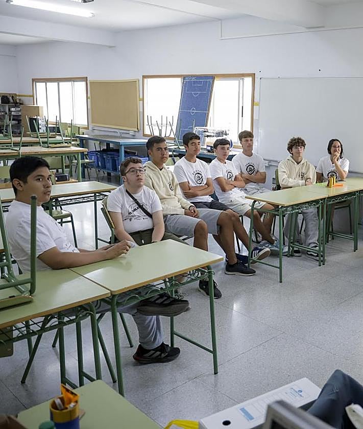 Imagen secundaria 2 - En la foto superior y debajo, dos momentos de la competición en la fase regional de Canarias, en Guía. Al lado, de repaso, viendo los vídeos en clase.