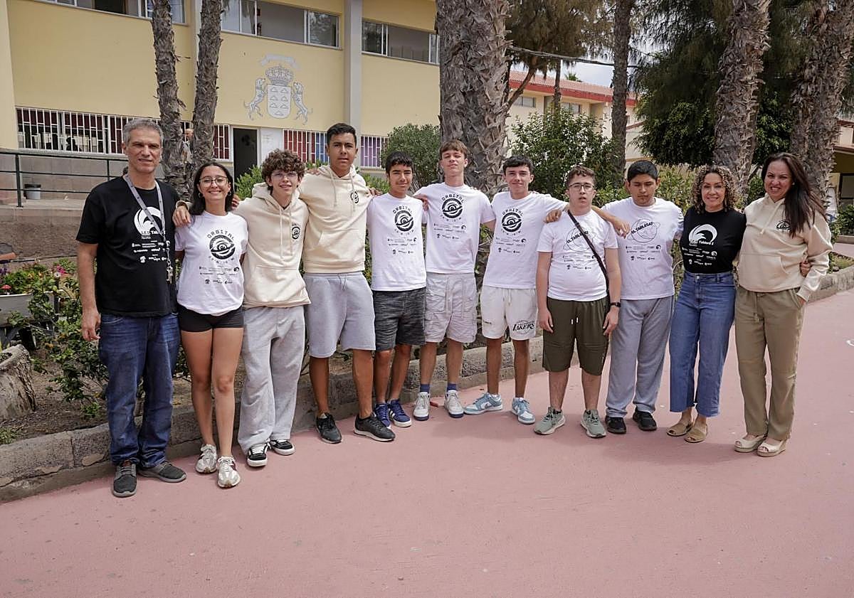 Imagen principal - El IES El Tablero montó tres equipos, cada uno con su mentor. En la foto superior, parte de sus integrantes. Debajo, Javier Vizcaíno, en clase, con el alumnado participante. Al lado, Ian, Ismael y Héctor.