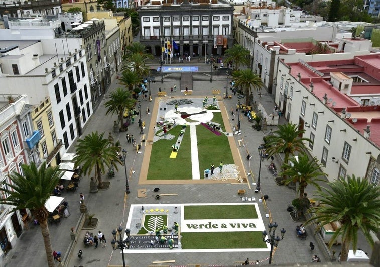 Imagen de la elaboración de las alfombras durante la jornada de este sábado.