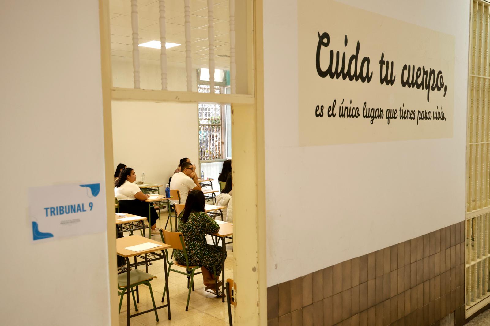 El arranque de las oposiciones de educación en el IES Pérez Galdós, en imágenes