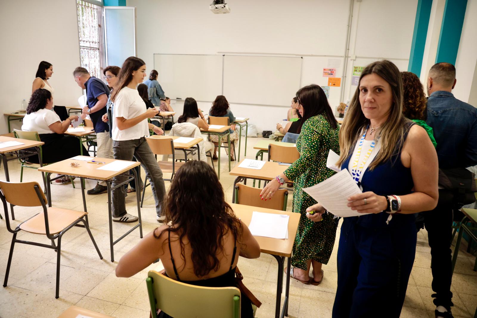 El arranque de las oposiciones de educación en el IES Pérez Galdós, en imágenes
