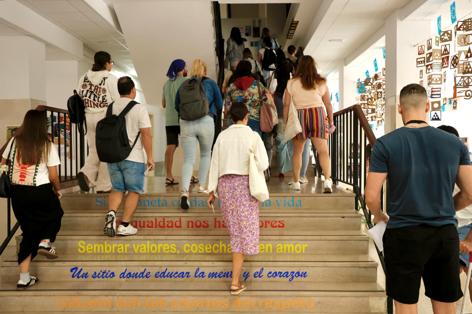 El arranque de las oposiciones de educación en el IES Pérez Galdós, en imágenes