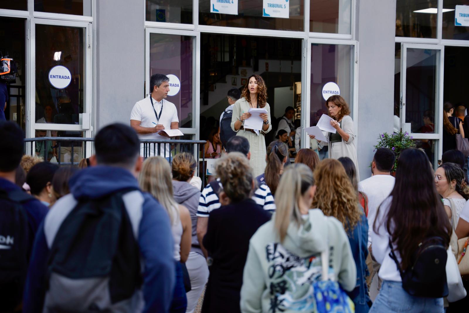 El arranque de las oposiciones de educación en el IES Pérez Galdós, en imágenes