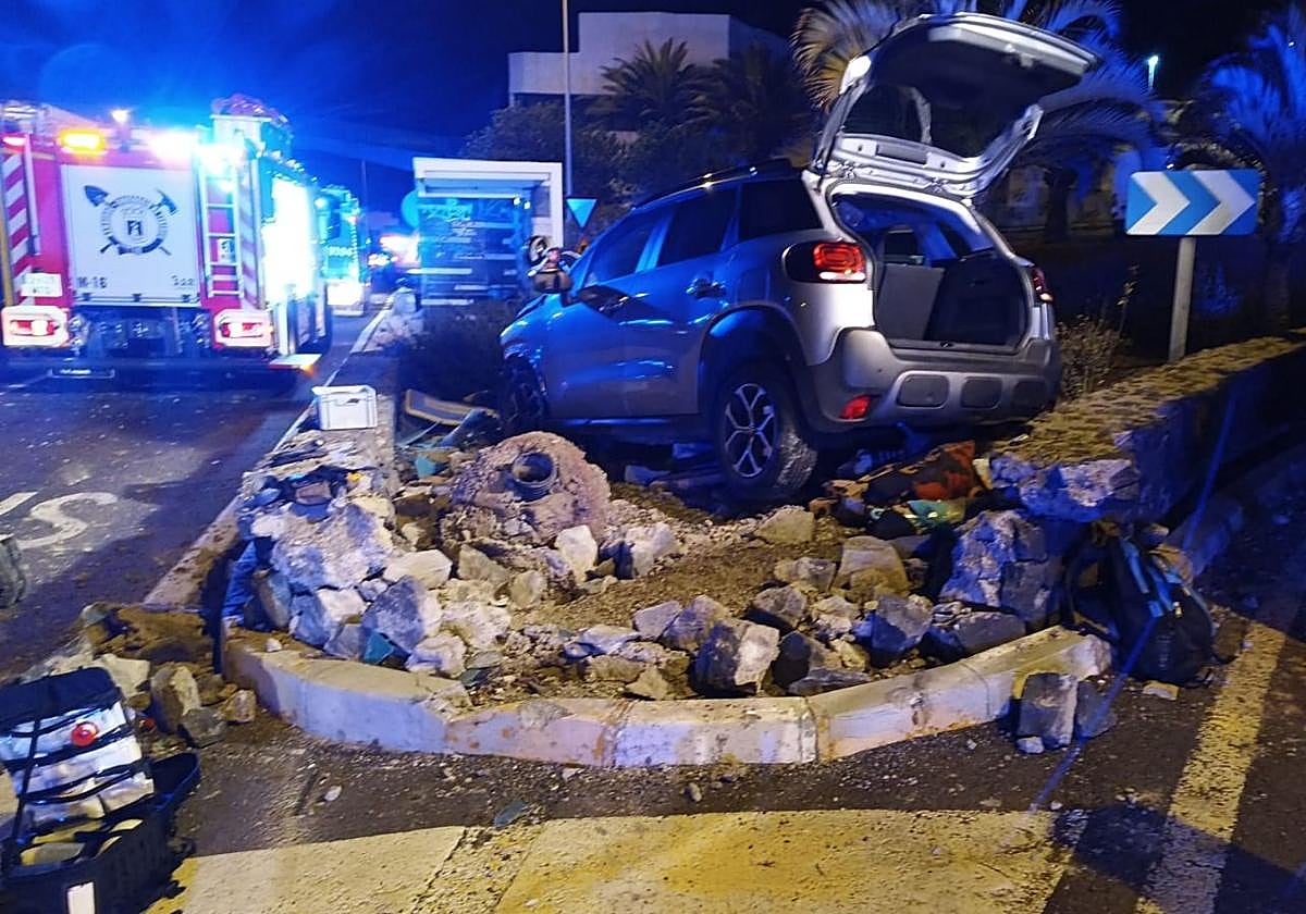 Imagen del coche accidentado difundida por el 112 en redes sociales.