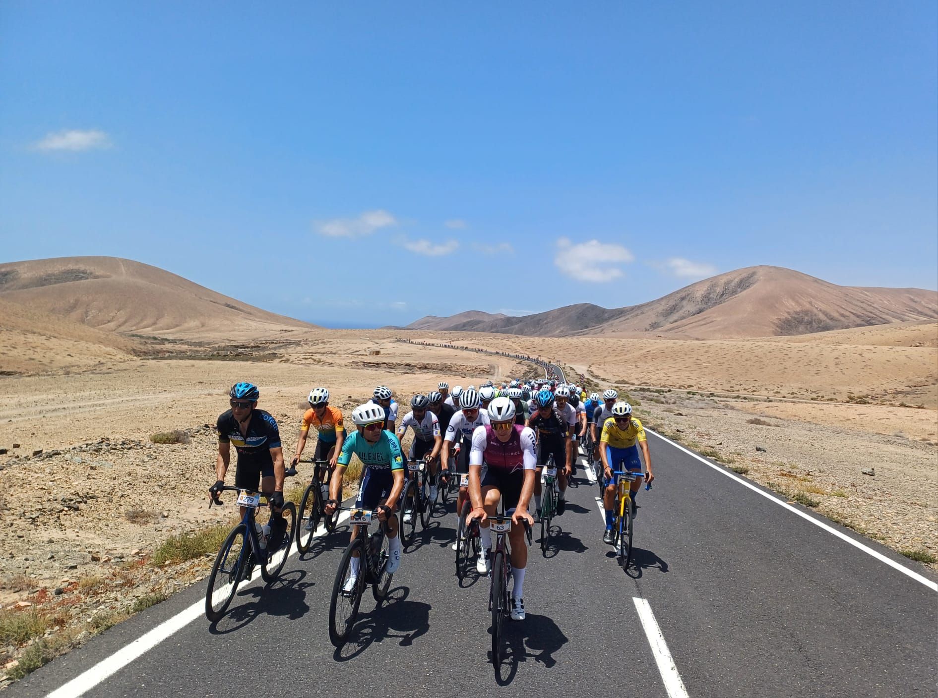 Un nutrido grupo de ciclistas en Fuerteventura.