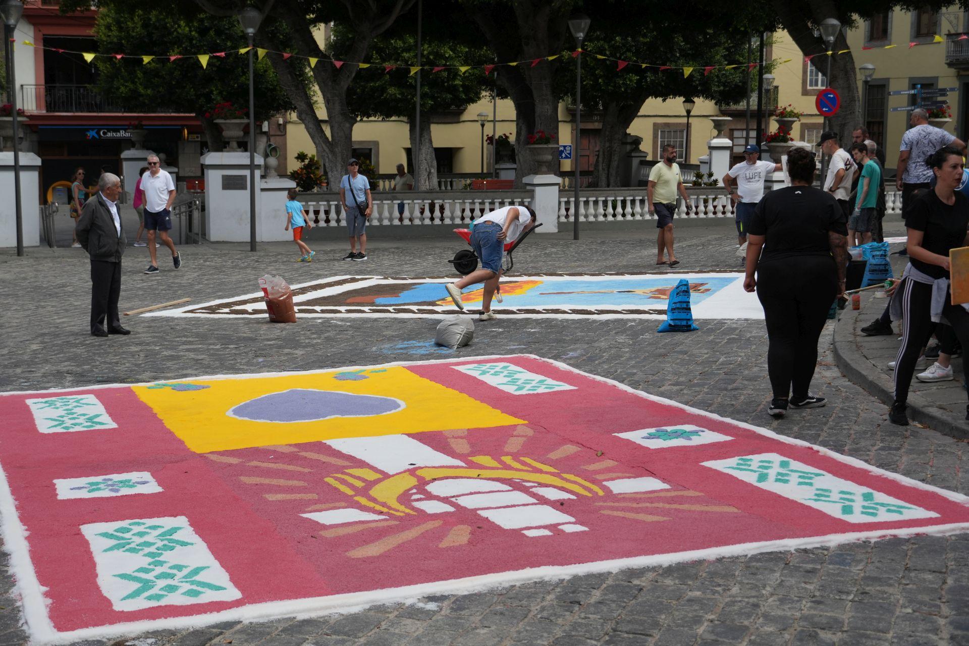 Elaboración de alfombras del Corpus Christi en Guía