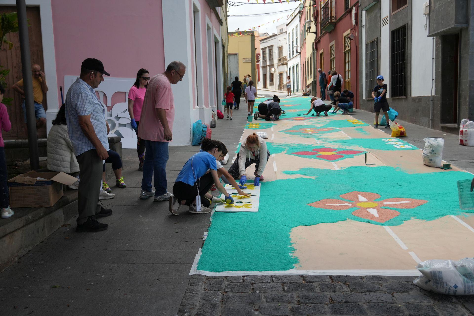 Elaboración de alfombras del Corpus Christi en Guía