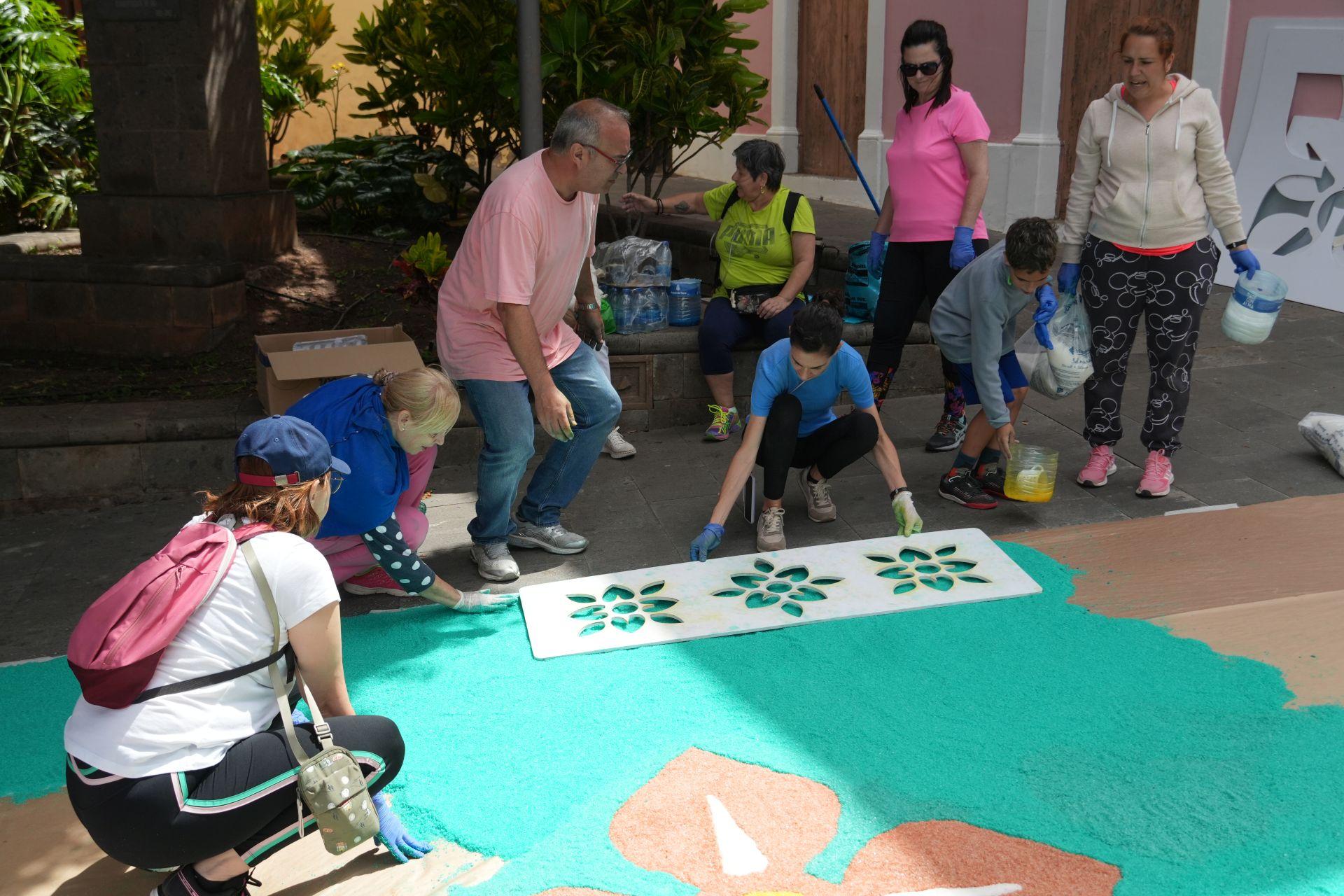 Elaboración de alfombras del Corpus Christi en Guía