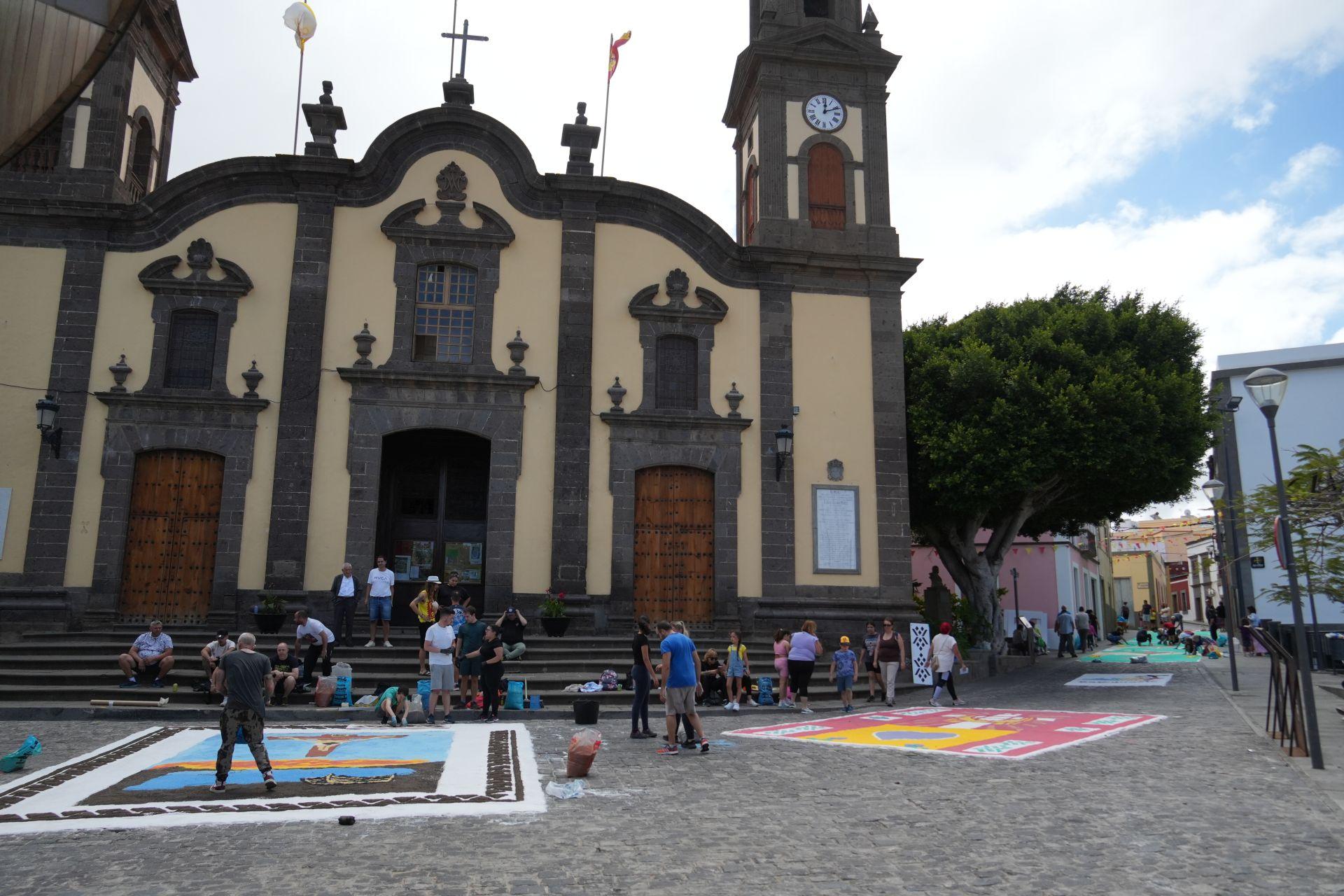 Elaboración de alfombras del Corpus Christi en Guía