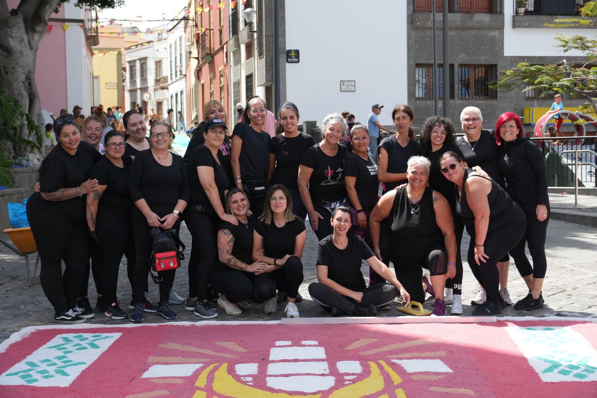 Elaboración de alfombras del Corpus Christi en Guía