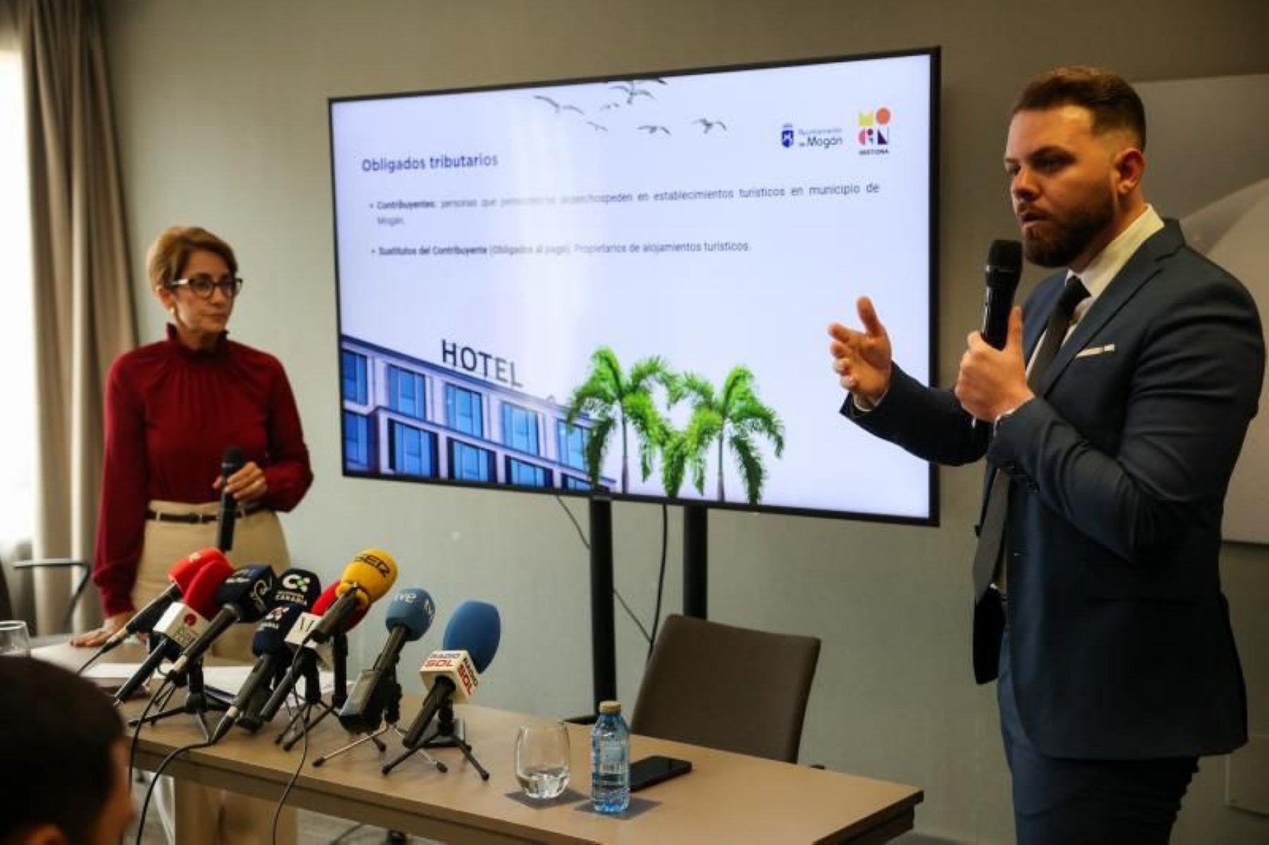 La alcaldesa, Onalia Bueno, y Álamo, cuando presentaron la tasa.