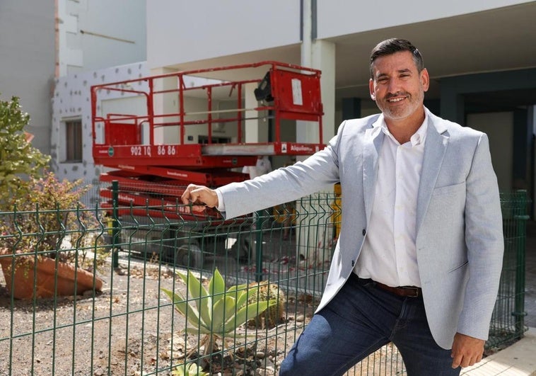 Alejandro Marichal, en la urbanización La Paz (San Fernando), una de las que está siendo sometida a obras de rehabilitación.