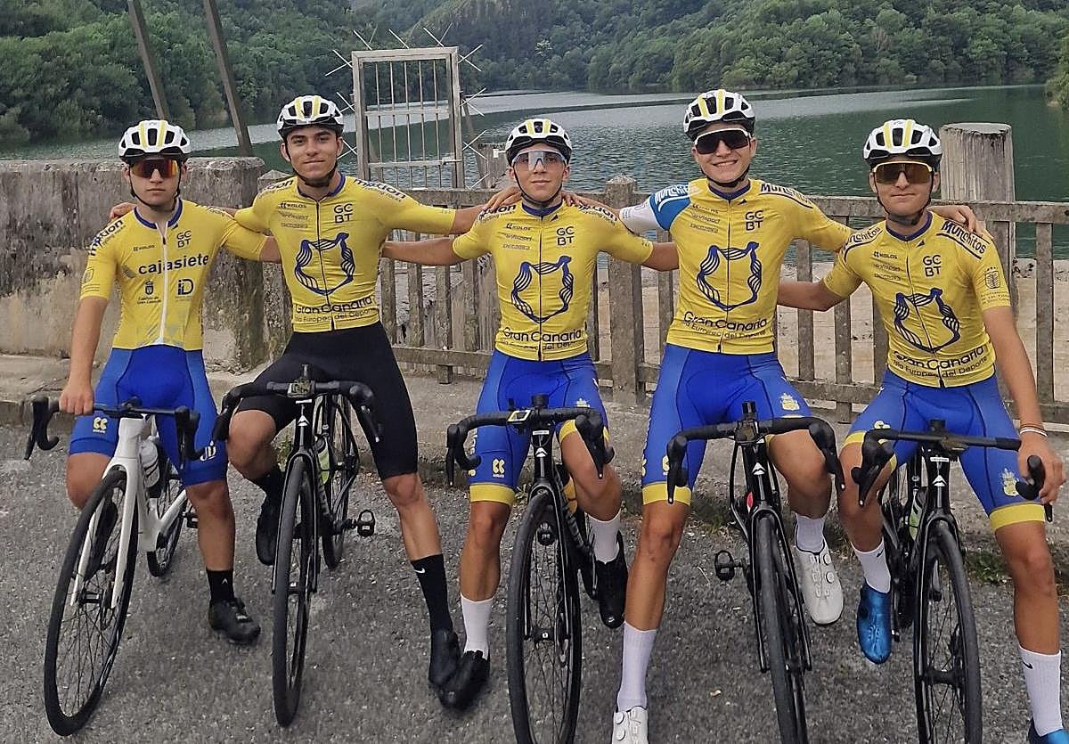 Equipo júnior del GCBT en la Guipuzkoako Itzulia en Guipúzcoa.