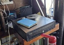 Caja registradora que intentó forzar el detenido en el primer establecimiento.