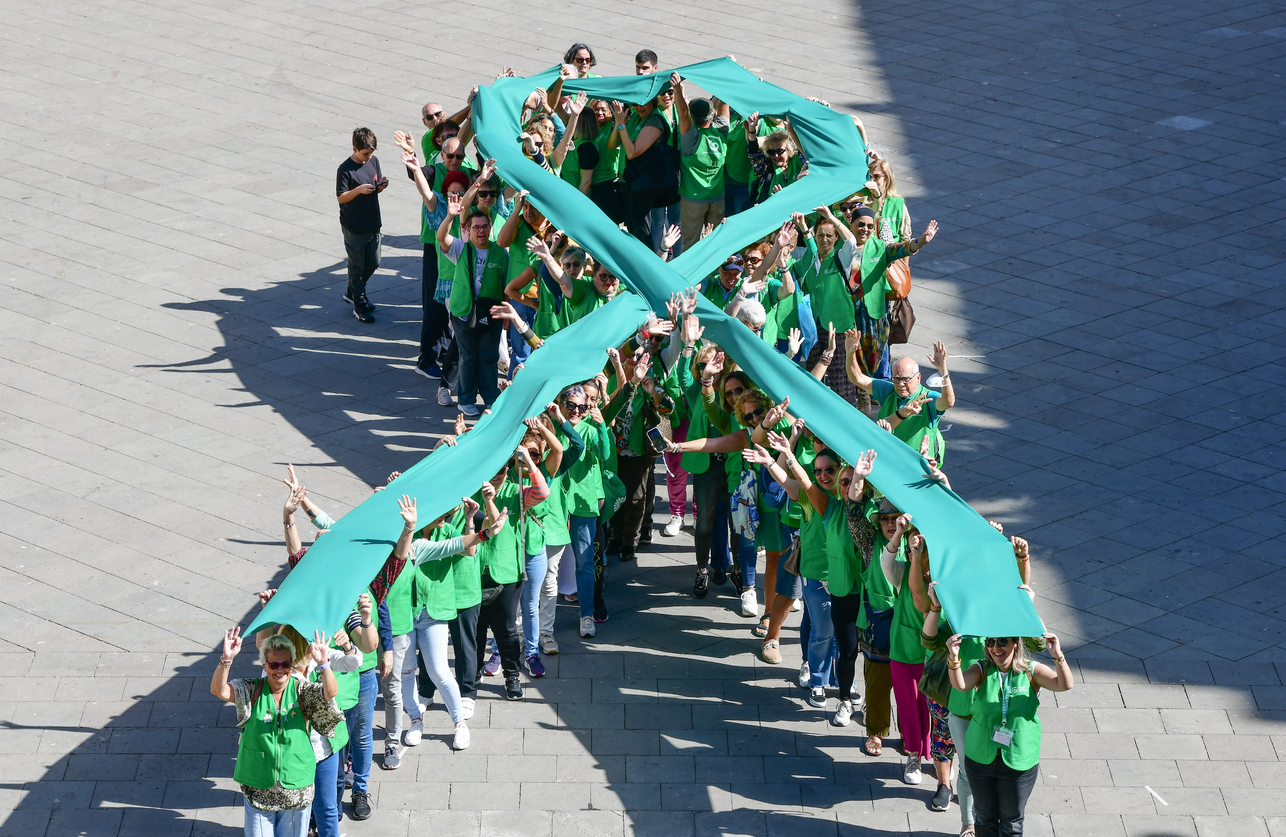 Foto de archivo de un lazo portado por voluntarios de la AECC por el Día Mundial del Cáncer.