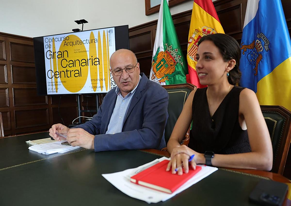 Imagen secundaria 1 - José Armengol, alcalde de Santa Brígida, junto a María Lozano, concejala de Urbanismo, en la presentación de Gran Canaria Central.