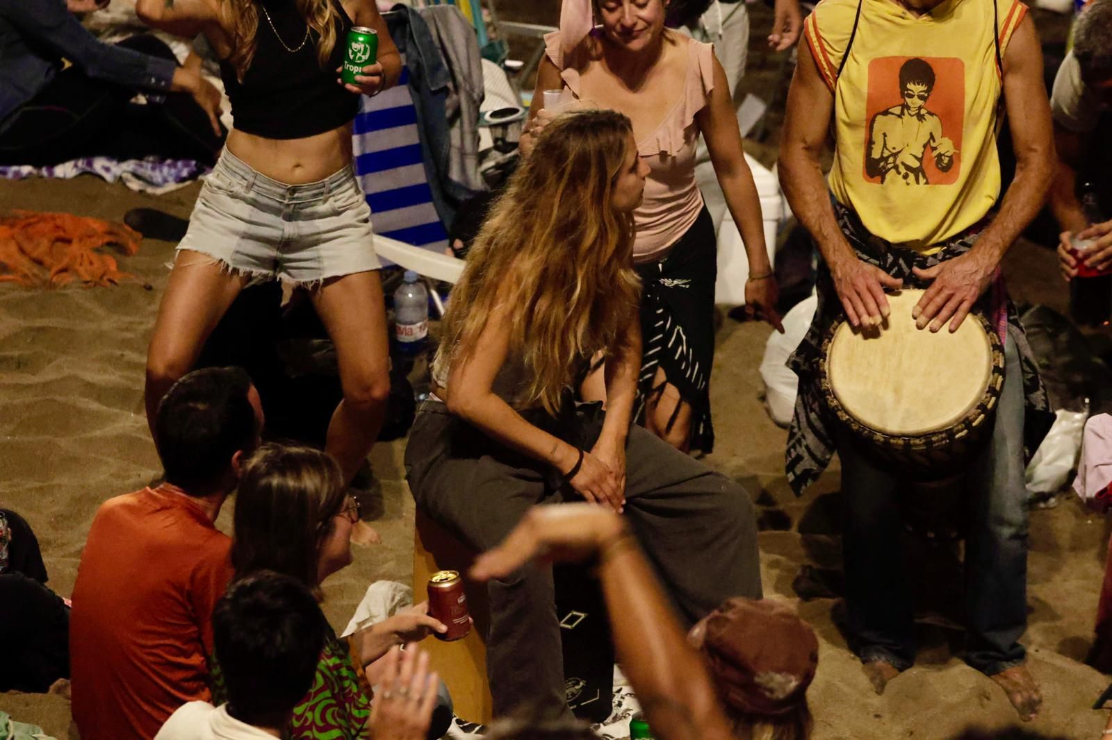 San Juan alumbra la playa de Las Canteras