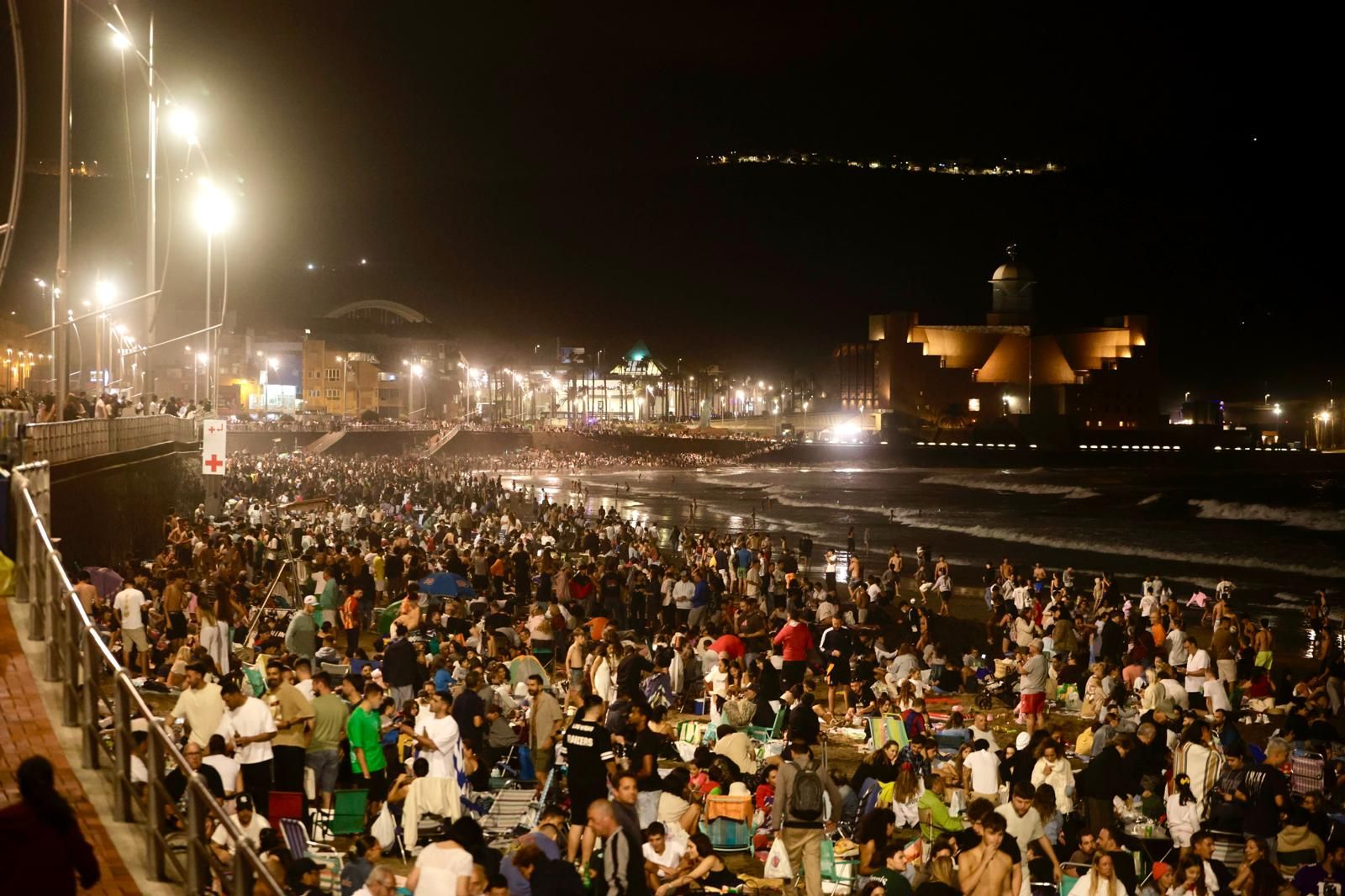San Juan alumbra la playa de Las Canteras