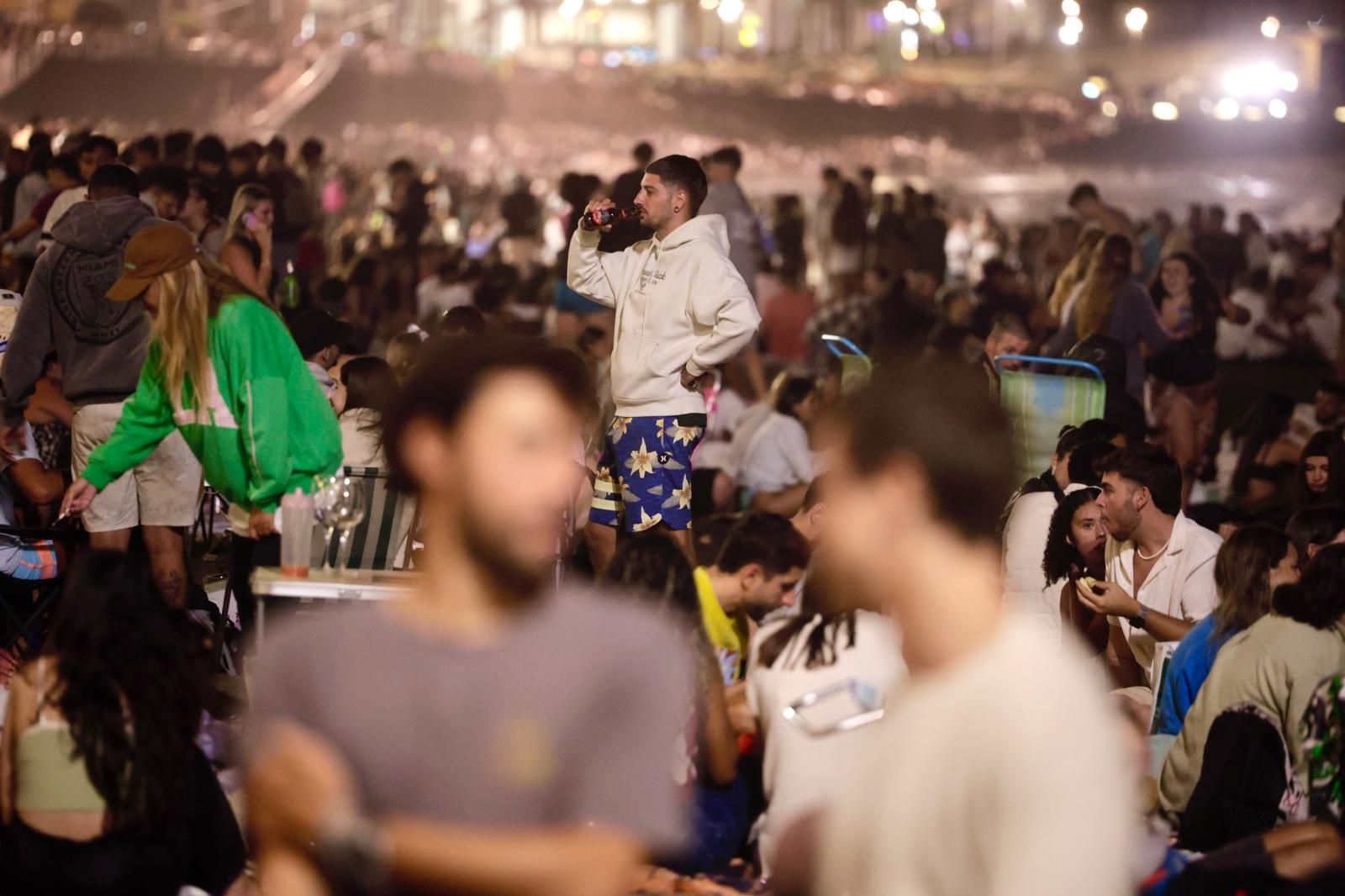 San Juan alumbra la playa de Las Canteras