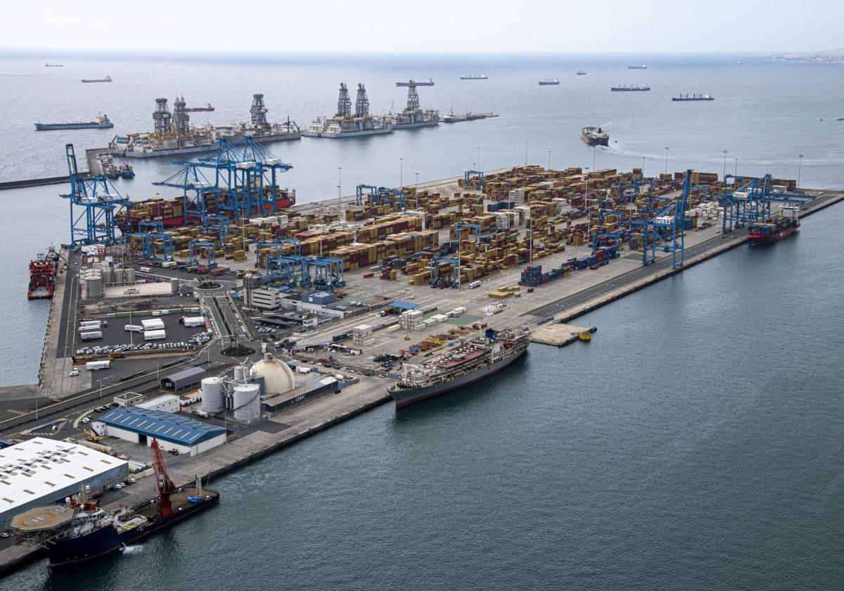 Vista aérea de la terminal de Opcsa en el puerto de Las Palmas, propiedad de la naviera MSC a través de su filial TIL.