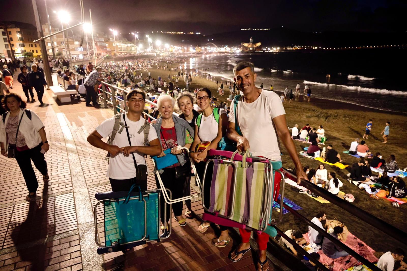 San Juan alumbra la playa de Las Canteras