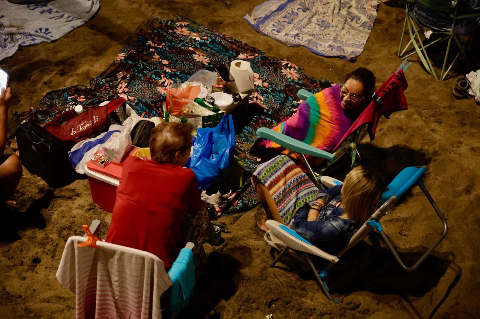 San Juan alumbra la playa de Las Canteras