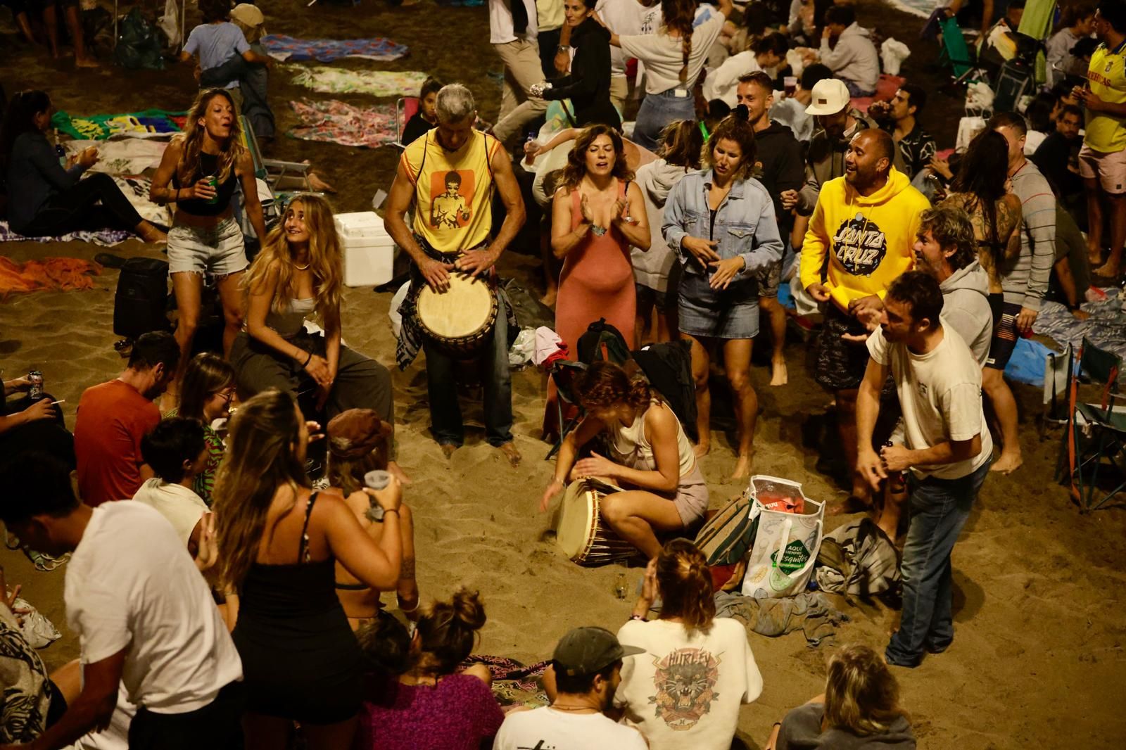 San Juan alumbra la playa de Las Canteras