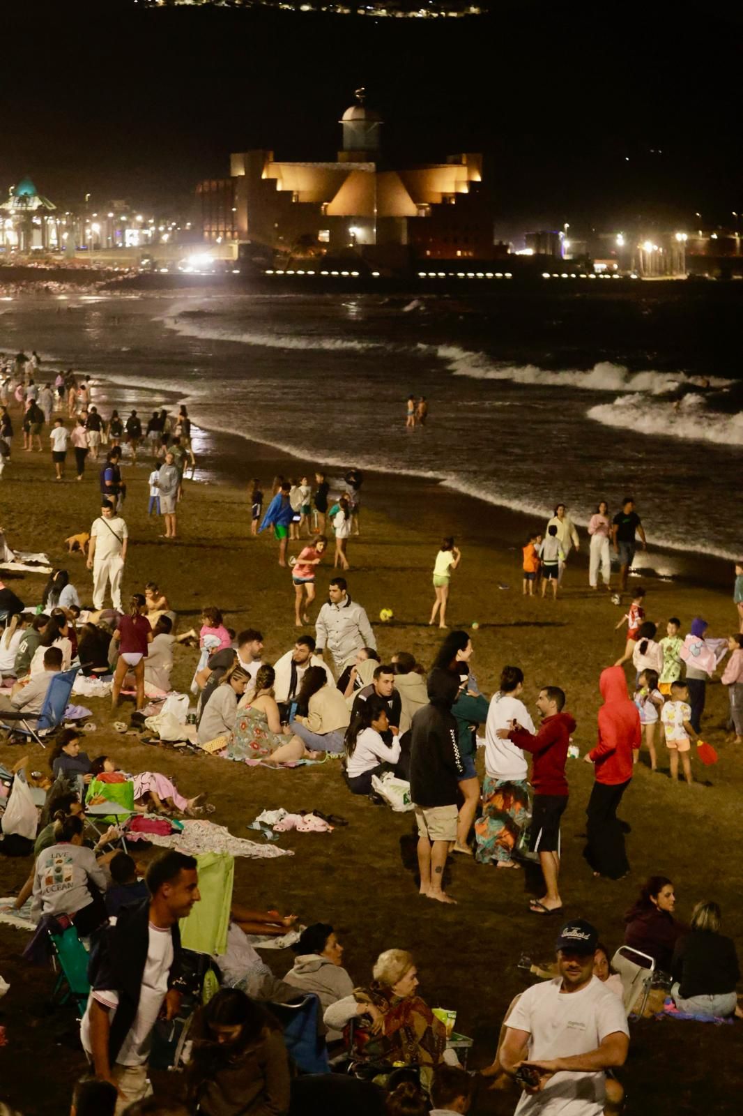 San Juan alumbra la playa de Las Canteras