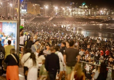 San Juan alumbra la playa de Las Canteras