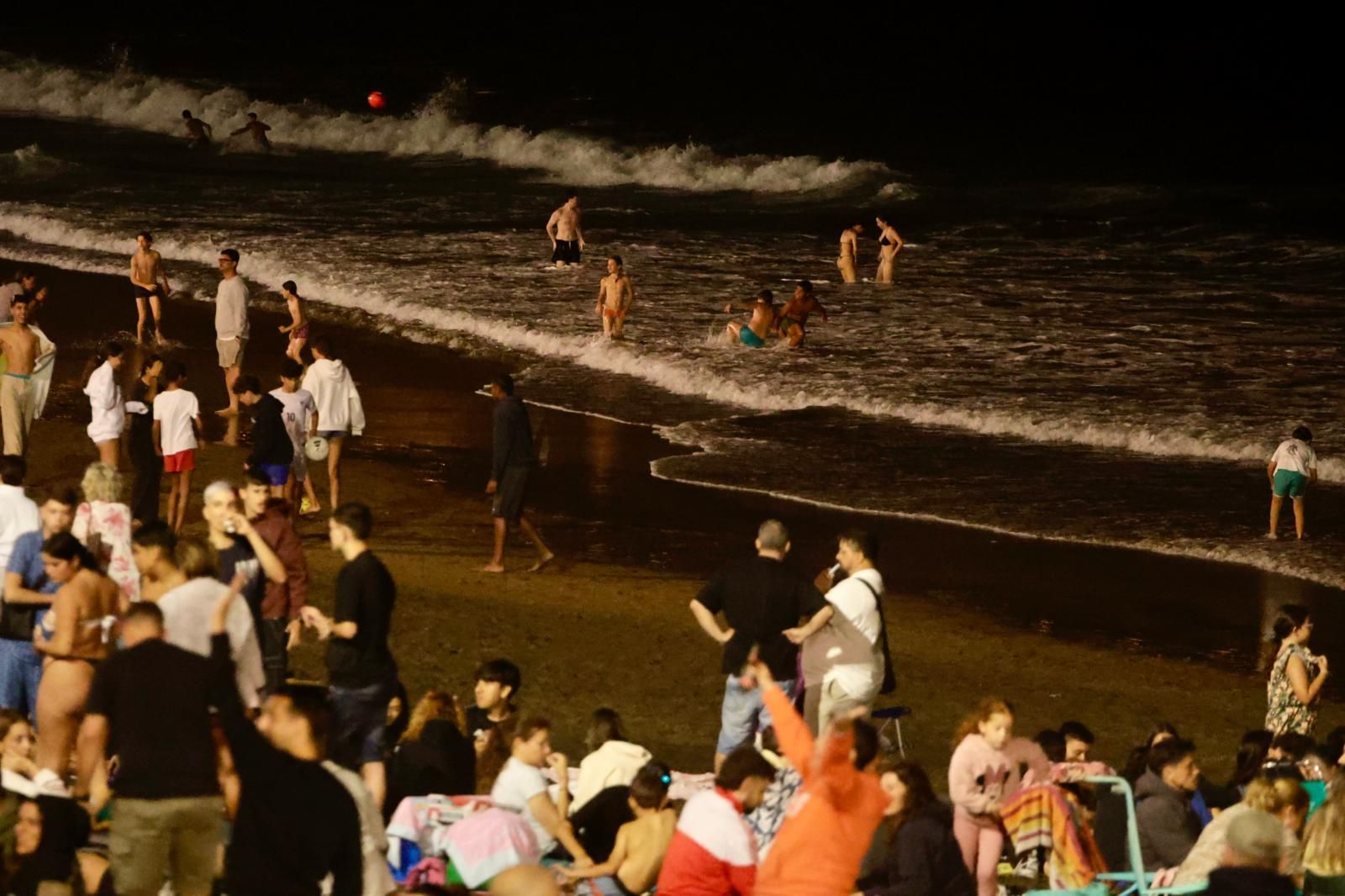 San Juan alumbra la playa de Las Canteras