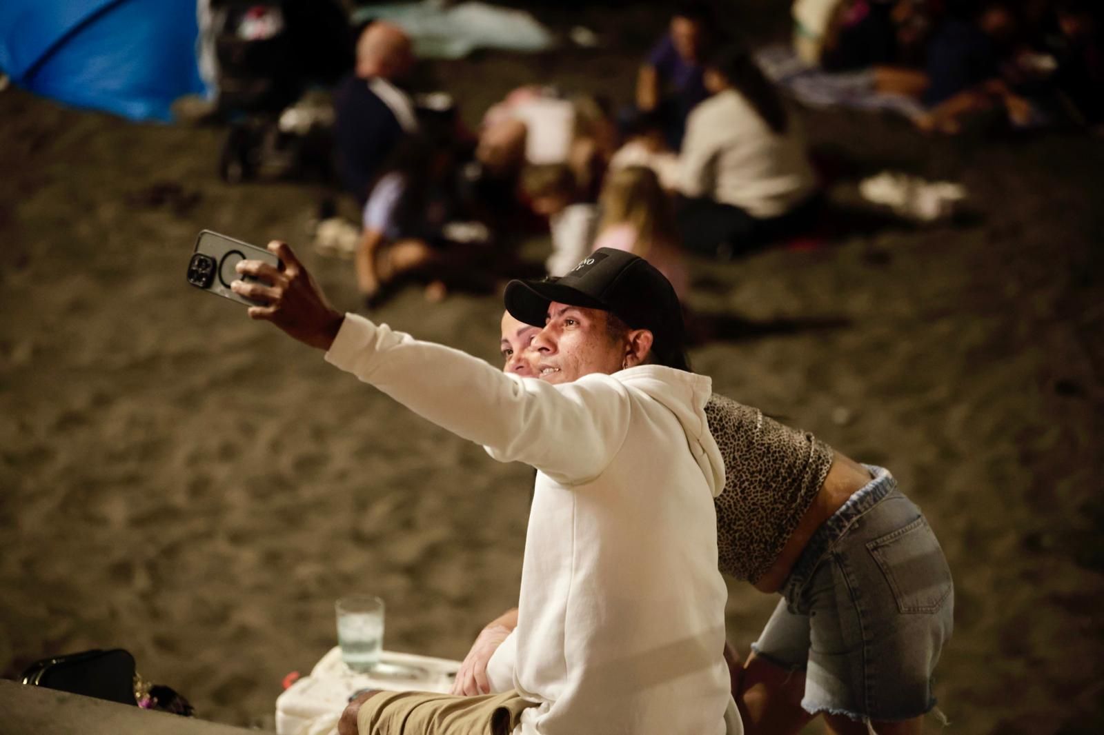 San Juan alumbra la playa de Las Canteras