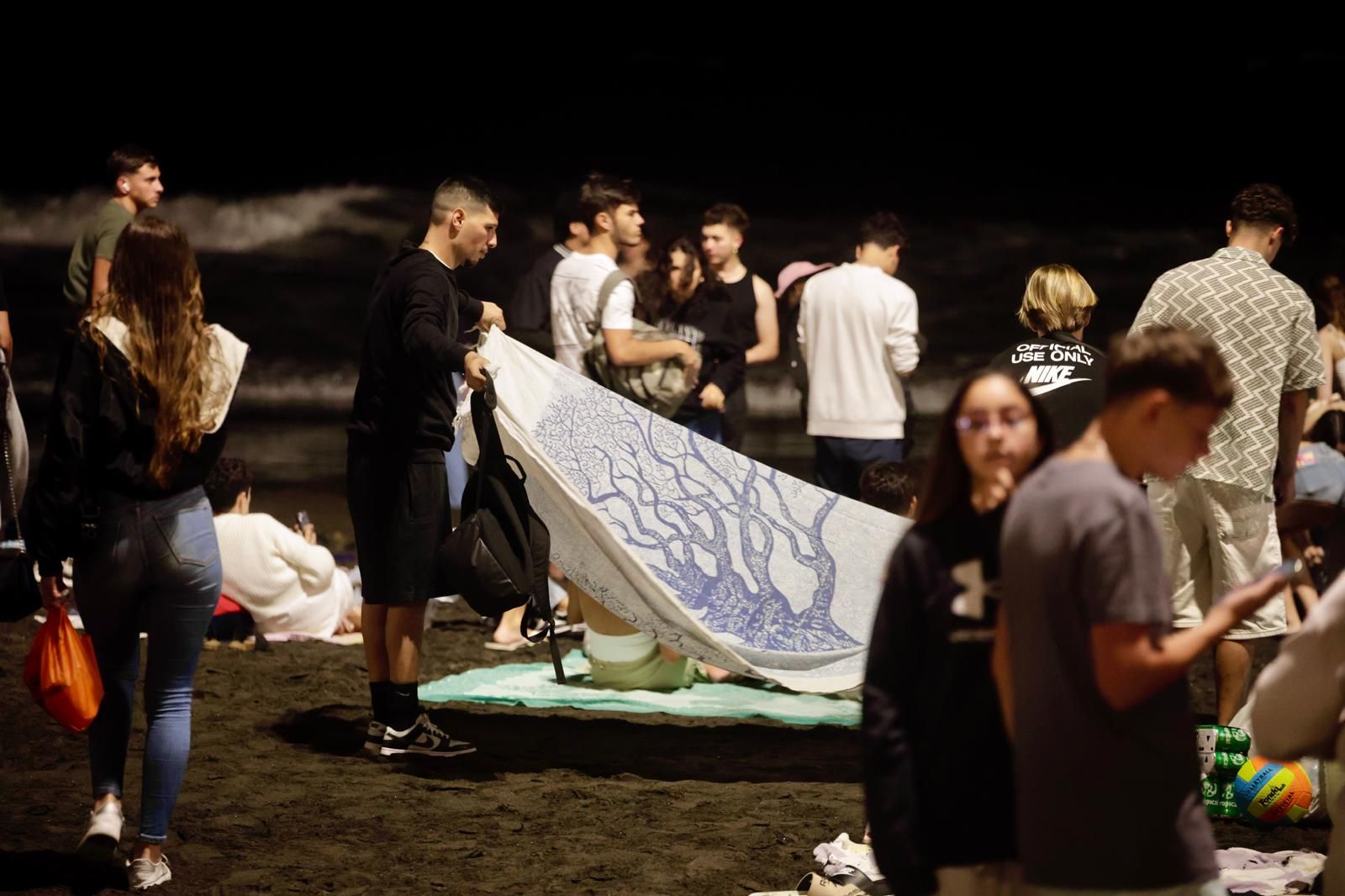 San Juan alumbra la playa de Las Canteras