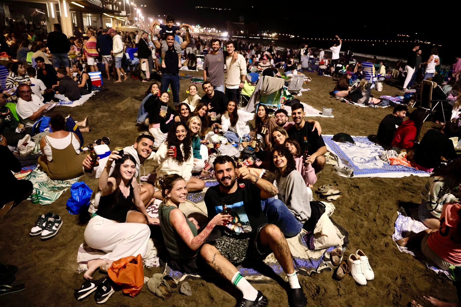 San Juan alumbra la playa de Las Canteras