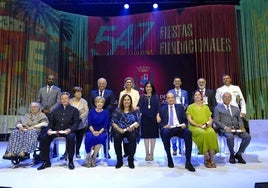 Foto de familia de las personalidades y entidades reconocidas junto a la alcaldesa Carolina Darias, este lunes en el Auditorio Alfredo Krauss.