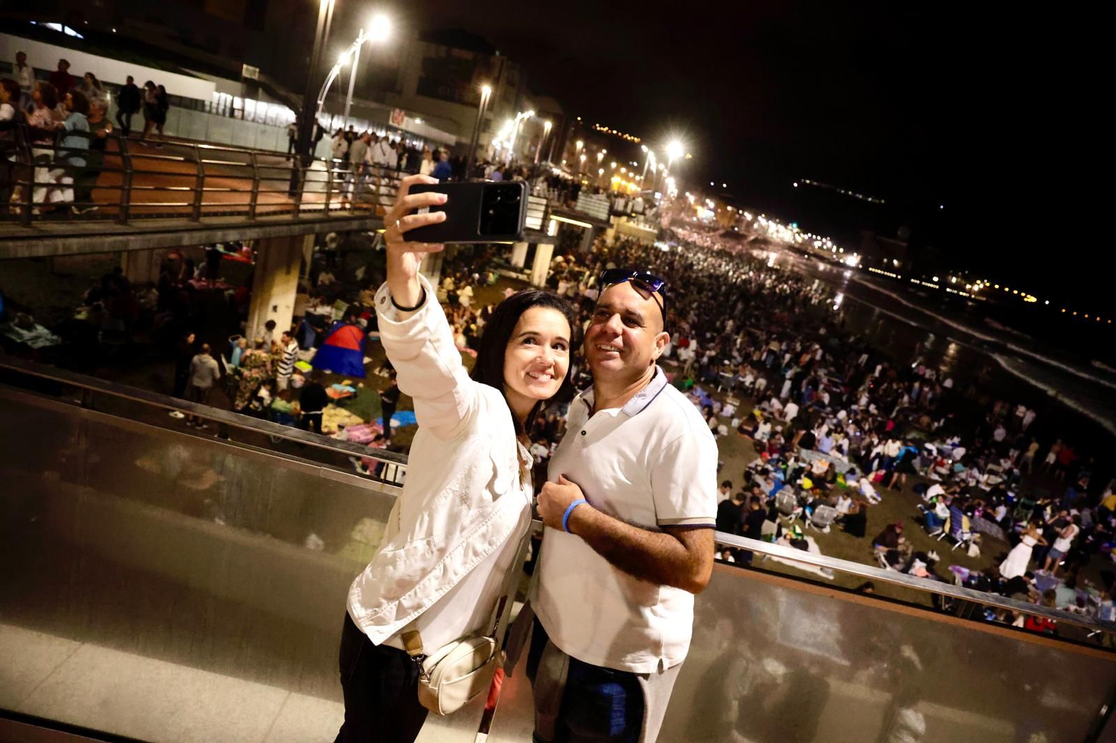 San Juan alumbra la playa de Las Canteras