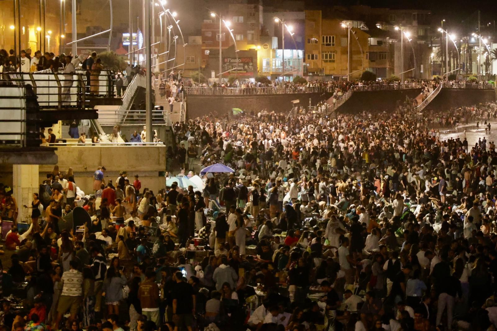 San Juan alumbra la playa de Las Canteras