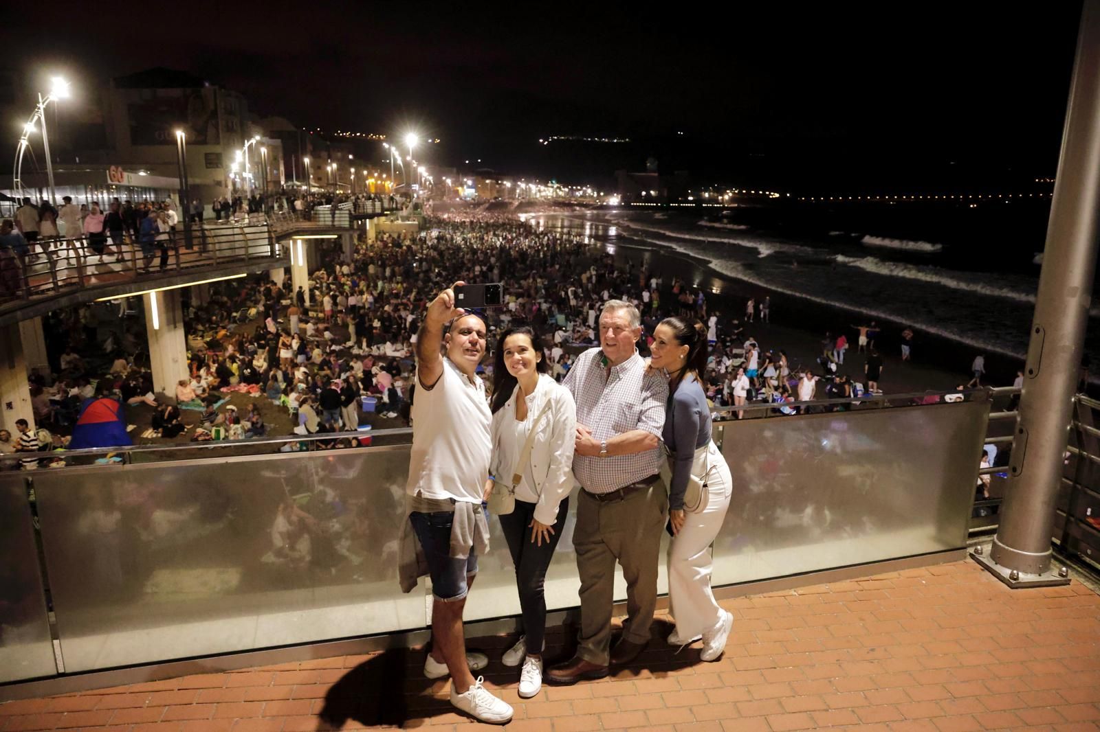 San Juan alumbra la playa de Las Canteras