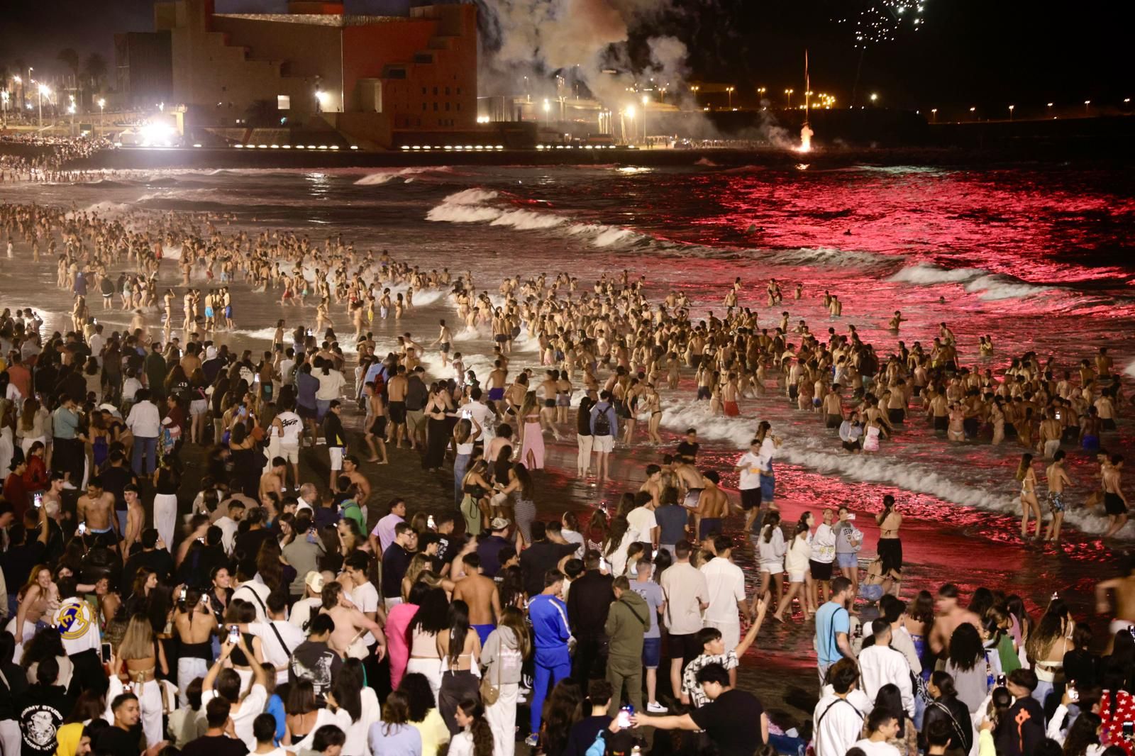 San Juan alumbra la playa de Las Canteras
