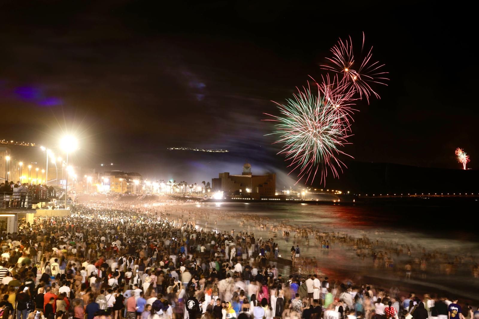 San Juan alumbra la playa de Las Canteras