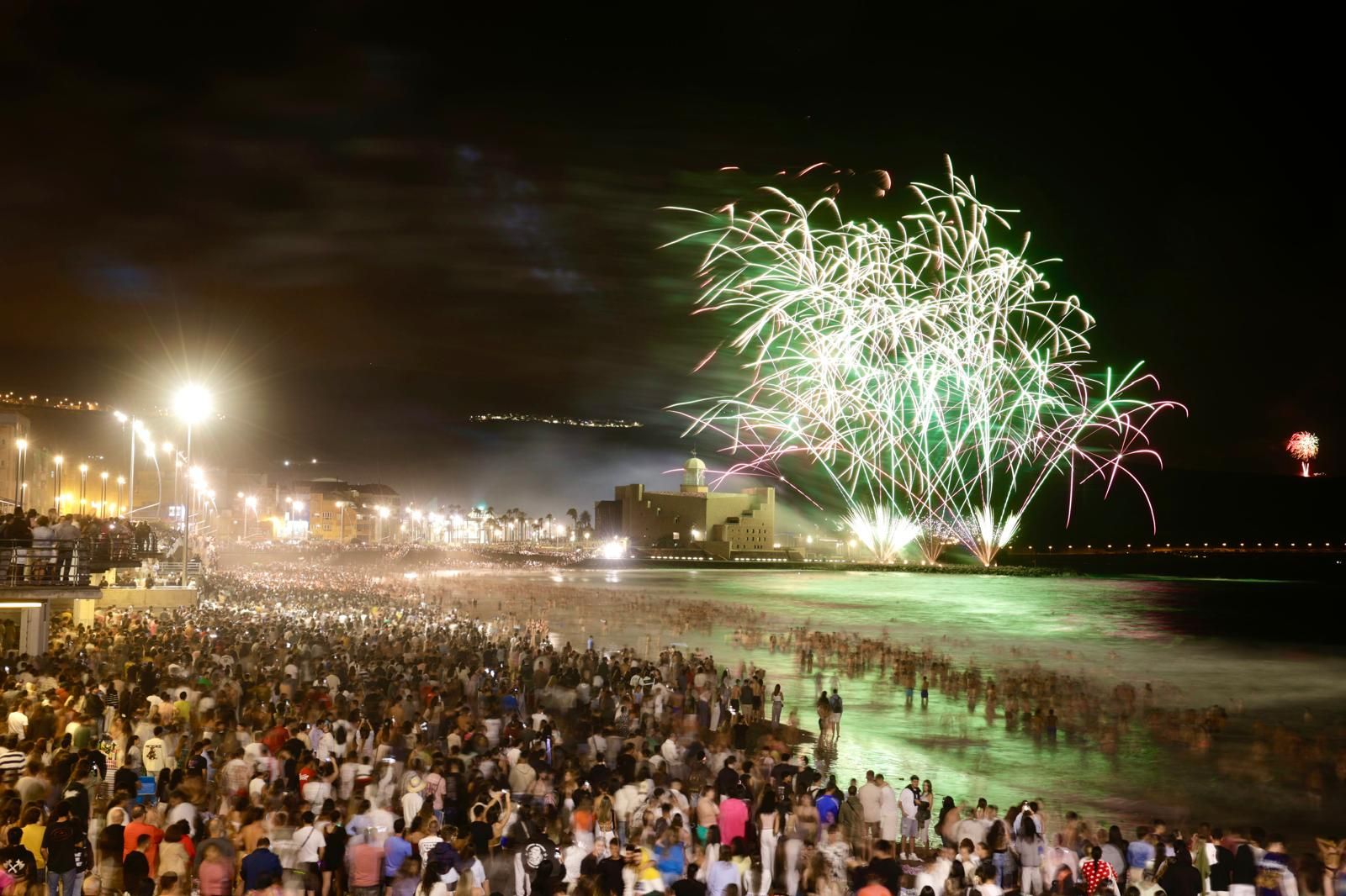 San Juan alumbra la playa de Las Canteras