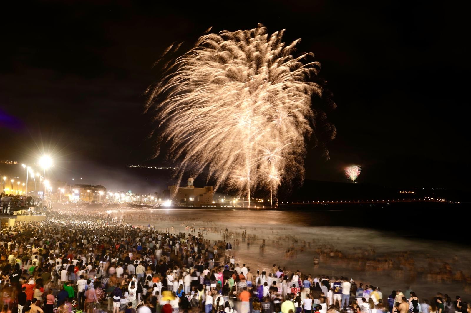 San Juan alumbra la playa de Las Canteras
