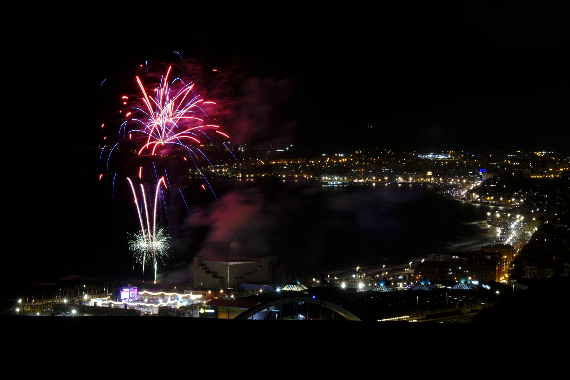 San Juan alumbra la playa de Las Canteras