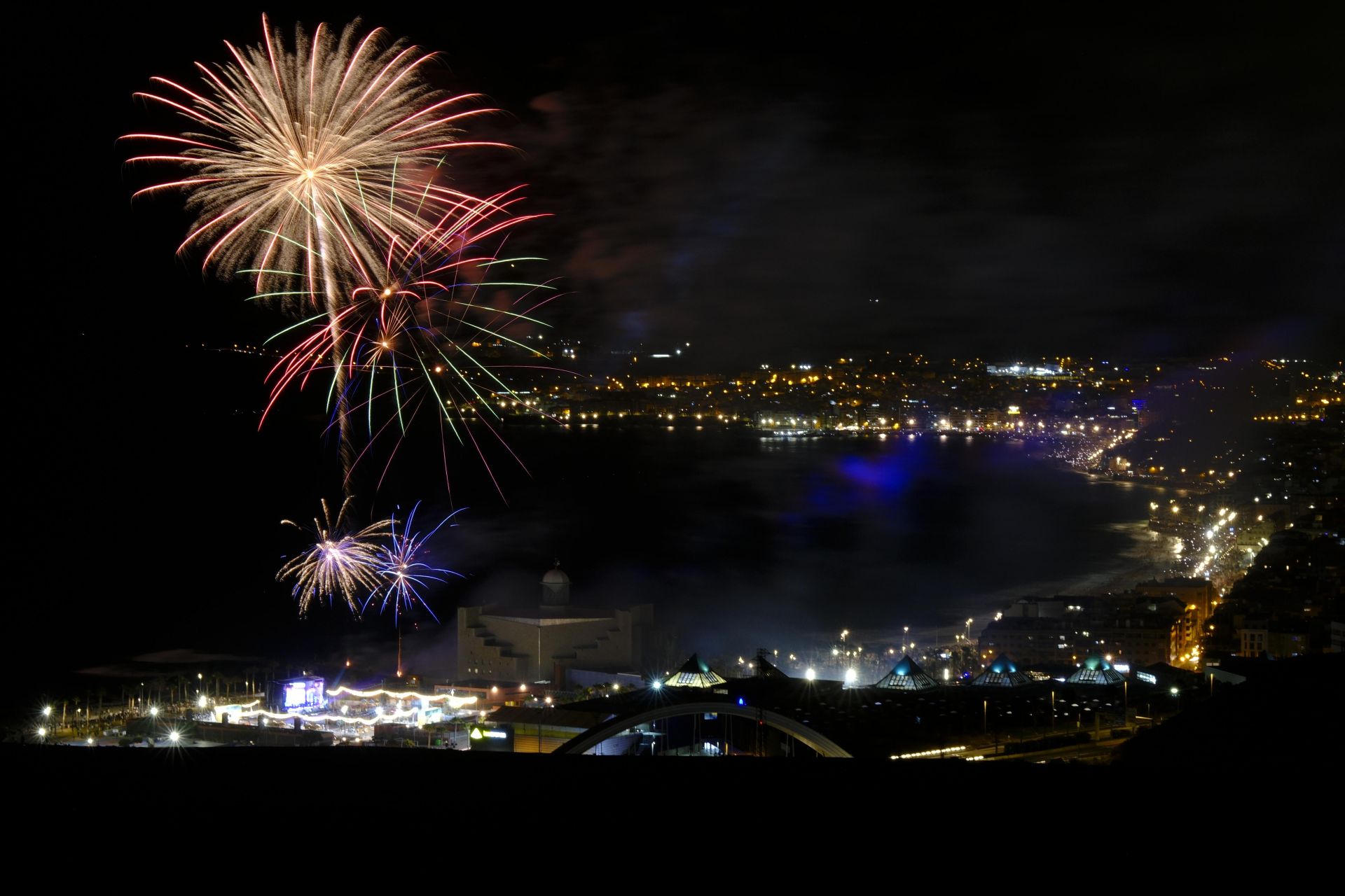 San Juan alumbra la playa de Las Canteras