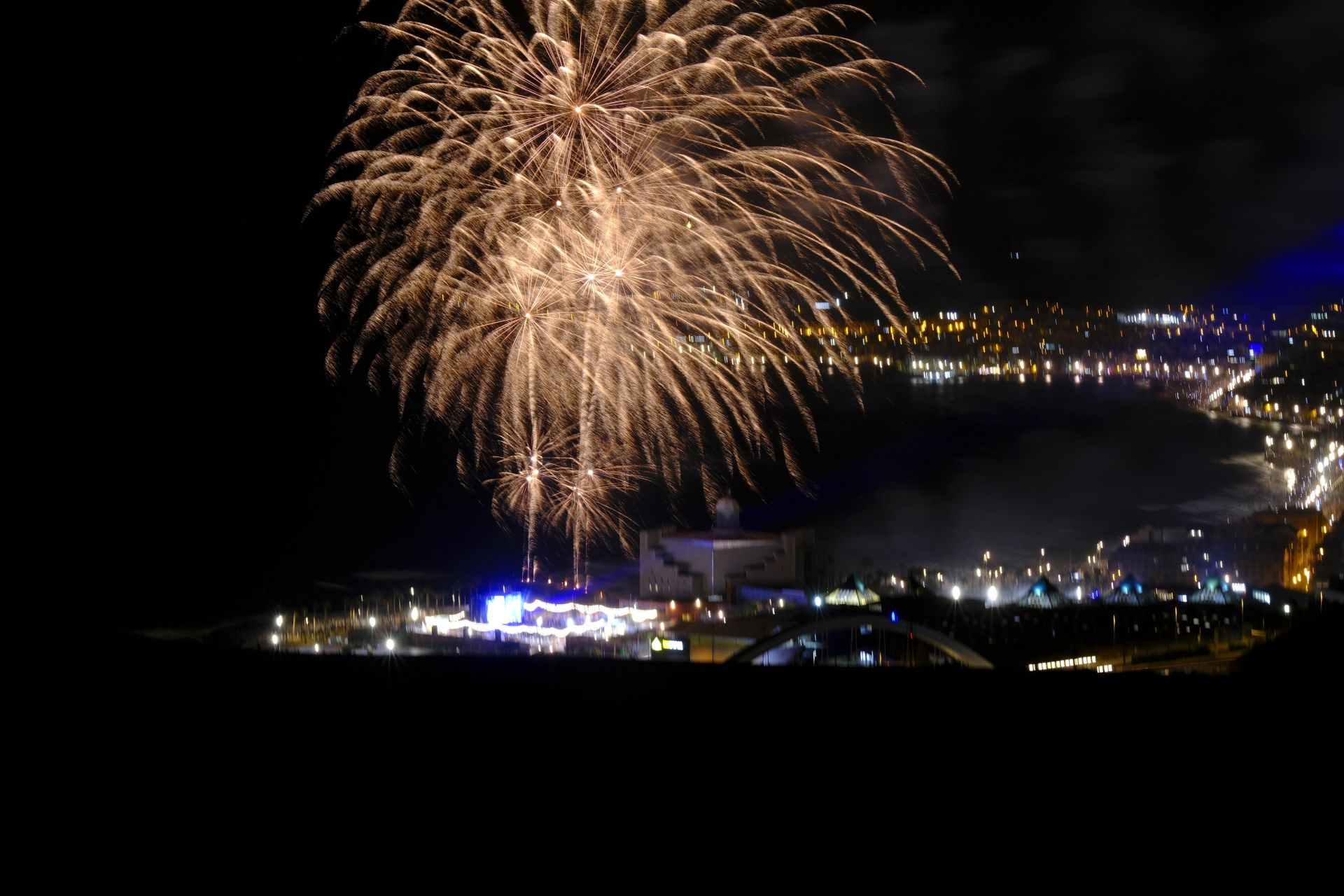 San Juan alumbra la playa de Las Canteras