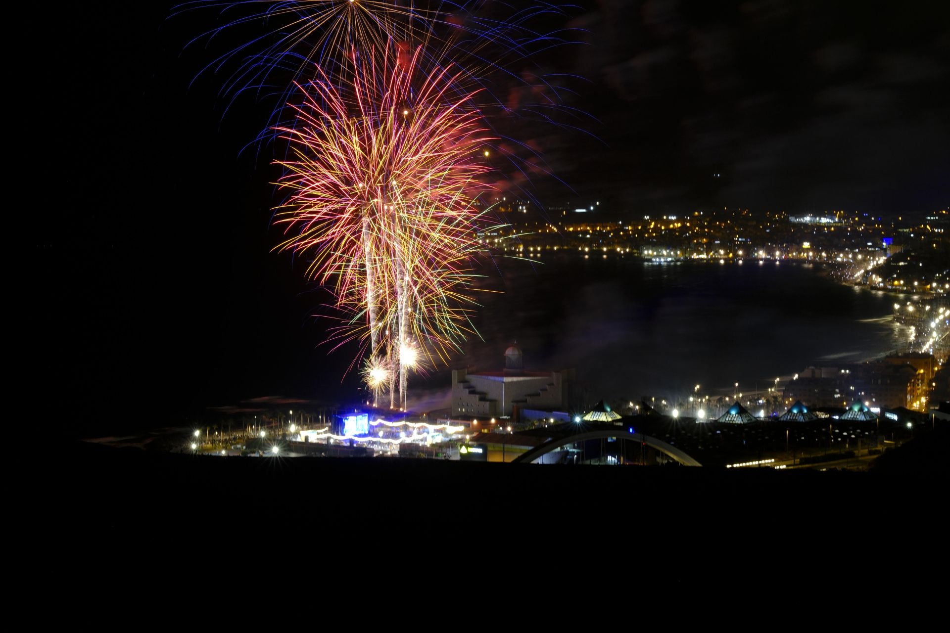 San Juan alumbra la playa de Las Canteras
