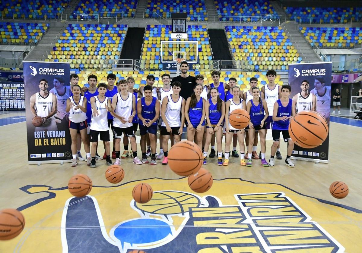Santi Aldama destila sonrisas y baloncesto en su campus.