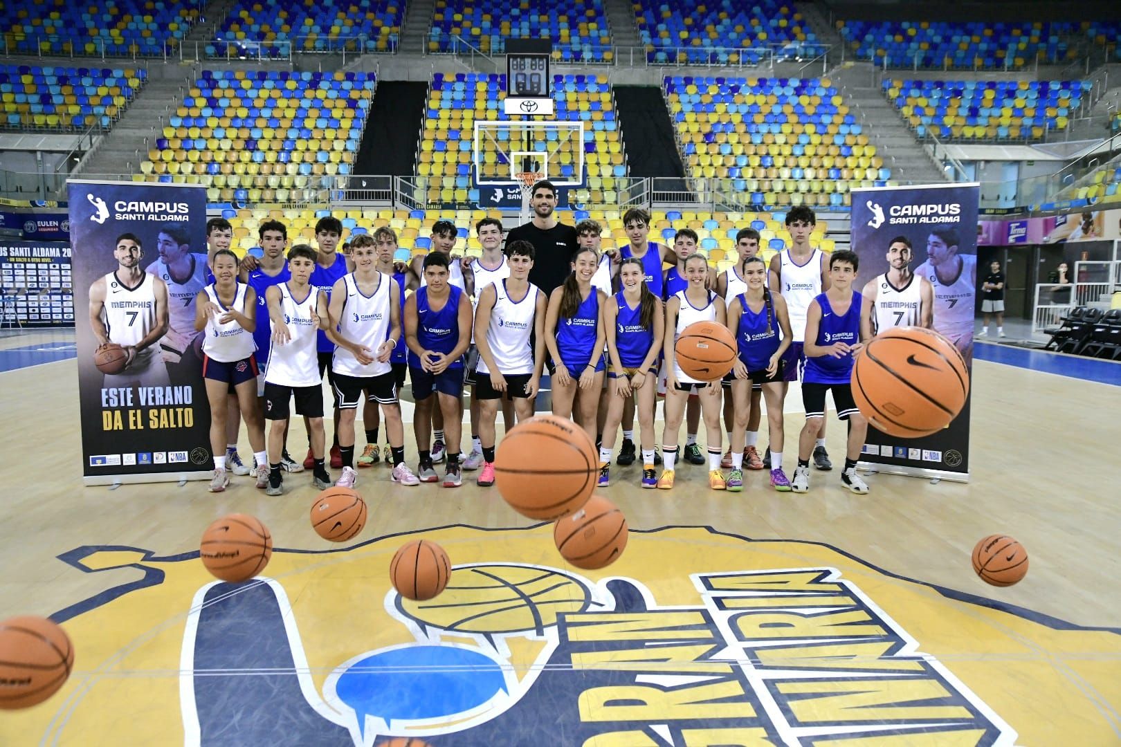 Santi Aldama destila sonrisas y baloncesto en su campus