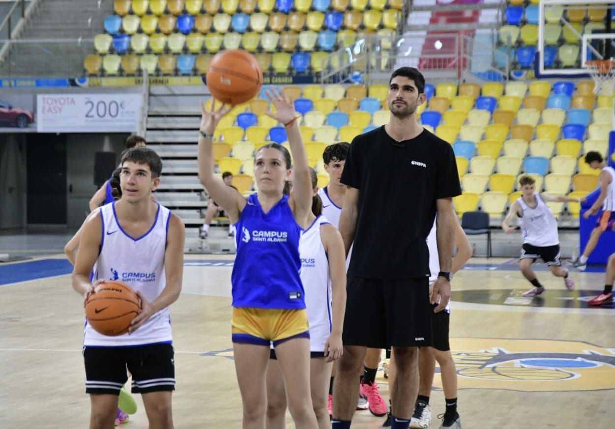 Santi Aldama destila sonrisas y baloncesto en su campus