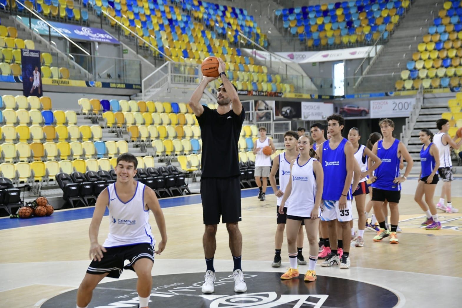 Santi Aldama destila sonrisas y baloncesto en su campus