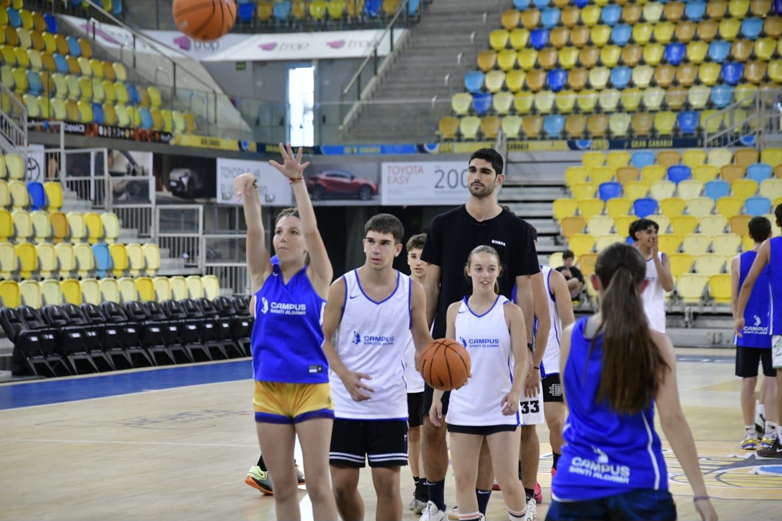 Santi Aldama destila sonrisas y baloncesto en su campus